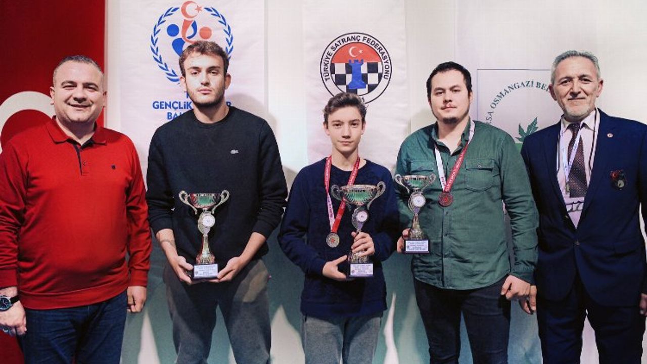 Bursa Osmangazi'de satranç ustaları kupalarını aldı