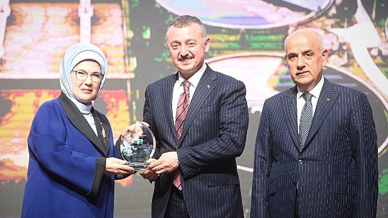 Emine Erdoğan'dan Başkan Büyükakın'a teşekkür plaketi
