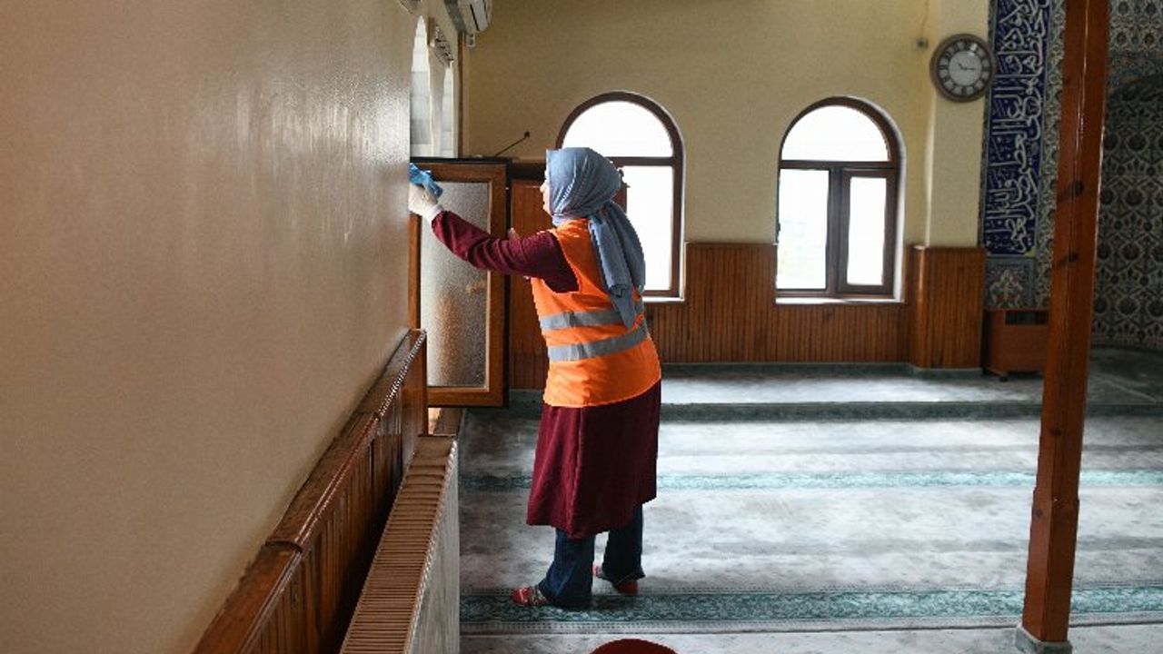 Çayırova'da camilerde Ramazan temizliği