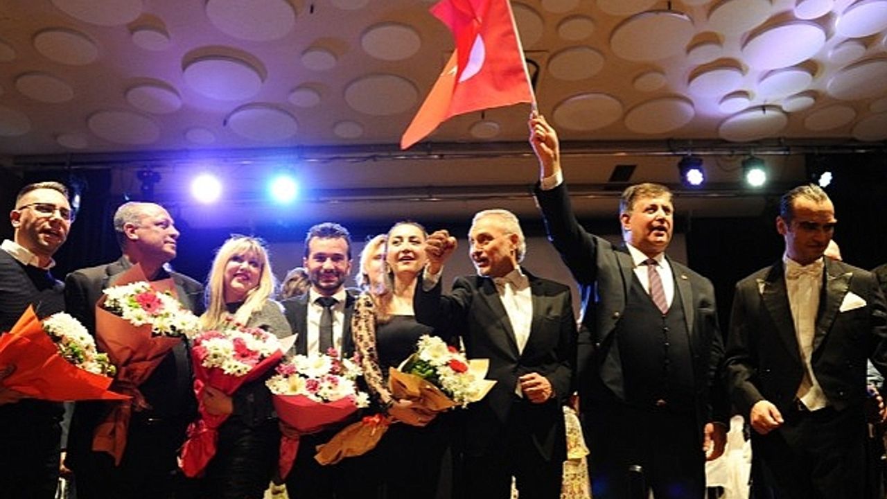 Karşıyaka'da 18 Mart'a Özel Program: "Bir Ulusun Doğuşu" Canlandırıldı