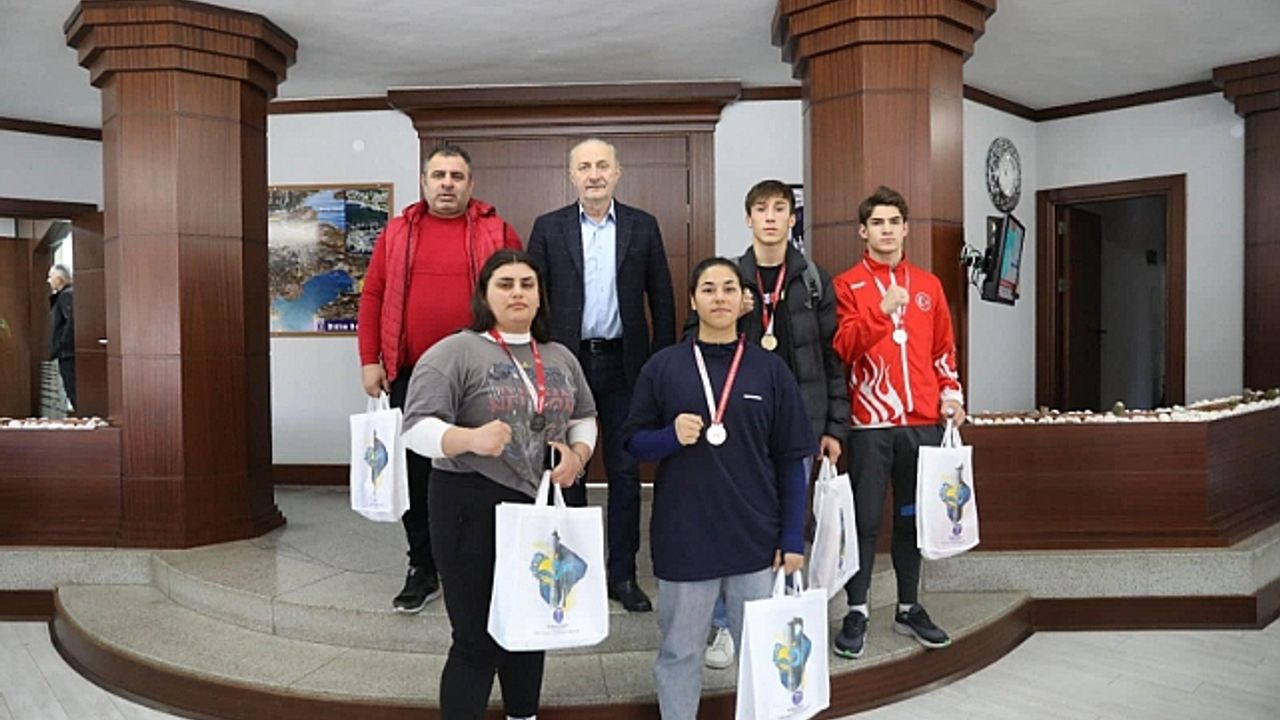 Şampiyon Boksörlerden Başkan Atabay’a Ziyaret