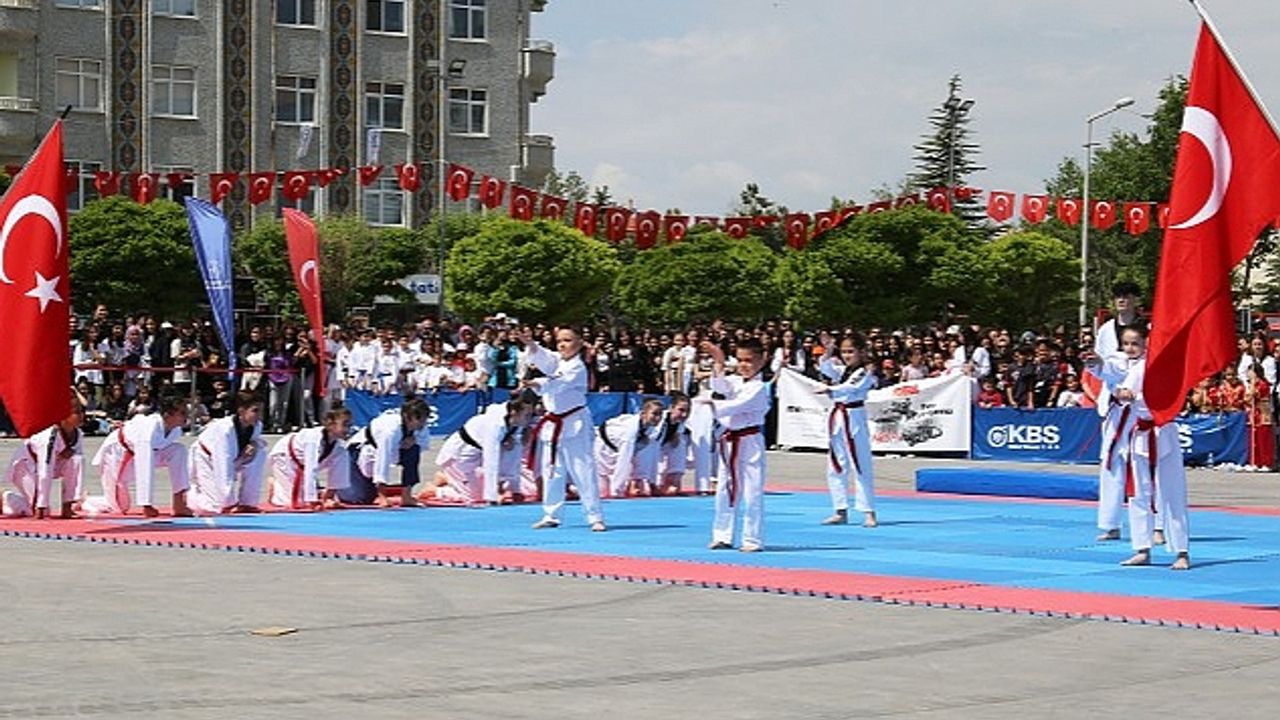 19 Mayıs Atatürk'ü Anma Gençlik ve Spor Bayramı tüm yurtta olduğu gibi Karaman’da da törenle kutlandı