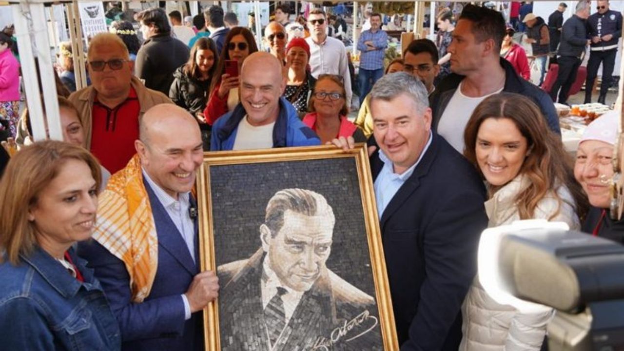 Başkan Soyer'e mozaik Atatürk Portresi