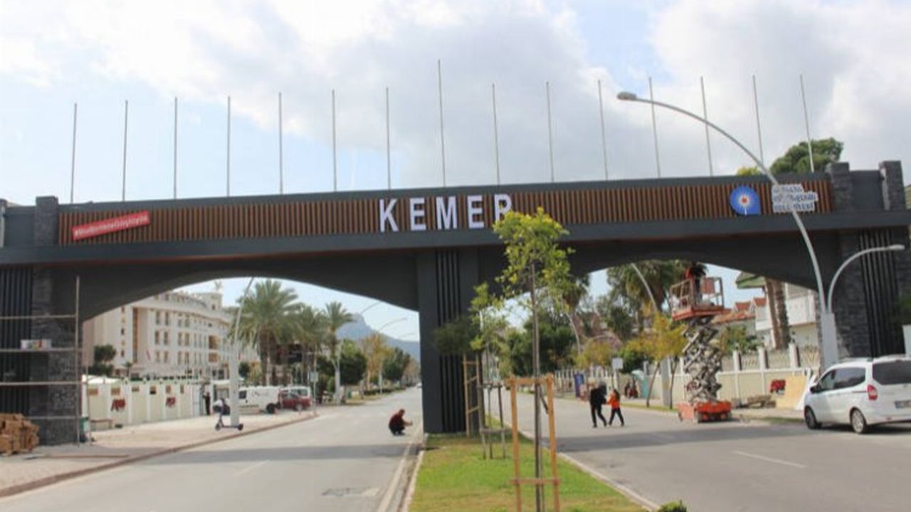 Büyükşehir Belediyesi Kemer giriş takını yeniledi