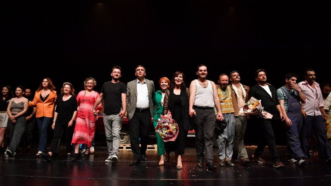 Mersin Büyükşehir Şehir Tiyatrosu ödülleri topluyor