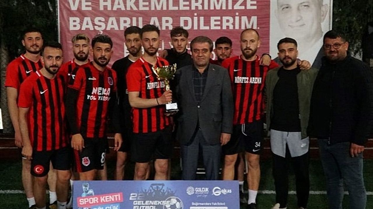 Gölcük Belediyesi 22. Geleneksel Futbol Şöleni'nde Körfez Arena'yı 3-0 yenen Azat İnşaat şampiyon oldu
