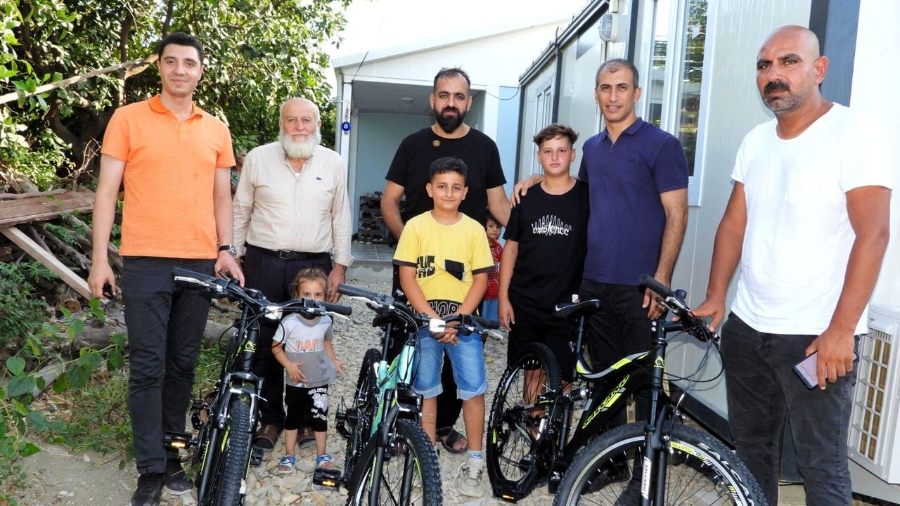 Kaymakam Depremzede yetim çocukları sevindirdi…