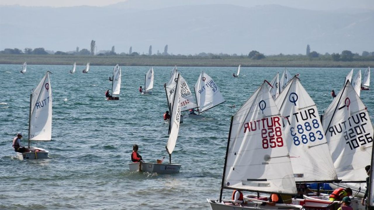Bursa İznik Gölü'nde heyecan dolu yarış