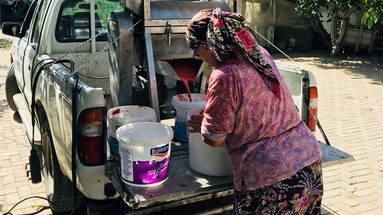 İzmir Efes'te salça makinesi mahalleleri geziyor