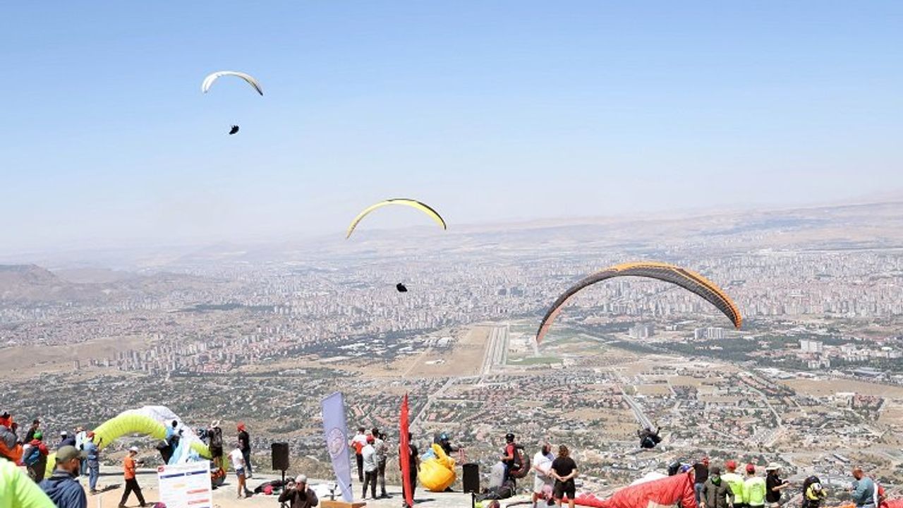 Kayseri Talas'ta Yamaç Paraşütü heyecanı