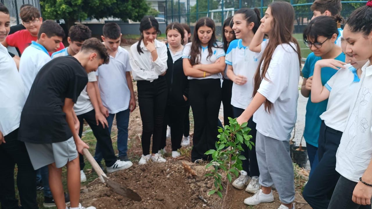Atatürkçü Düşünce Ortaokulunda fidan dikimi