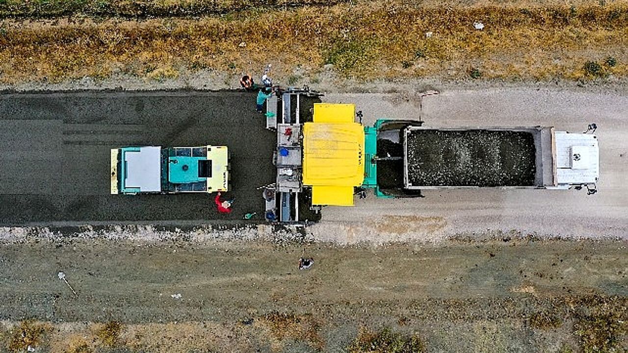 Van Büyükşehir'den Çaldıran'da beton yol çalışması