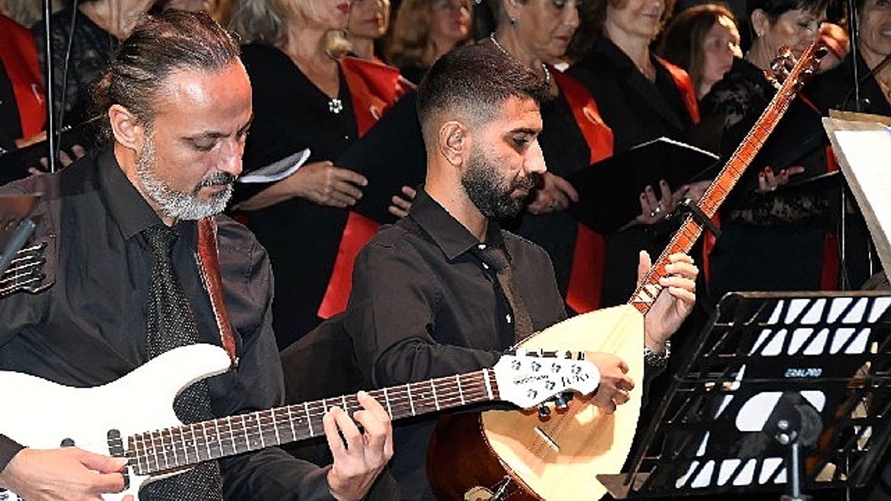 100 kişilik Türk Halk Müziği Cumhuriyet Korosu Kemer'de konser verdi