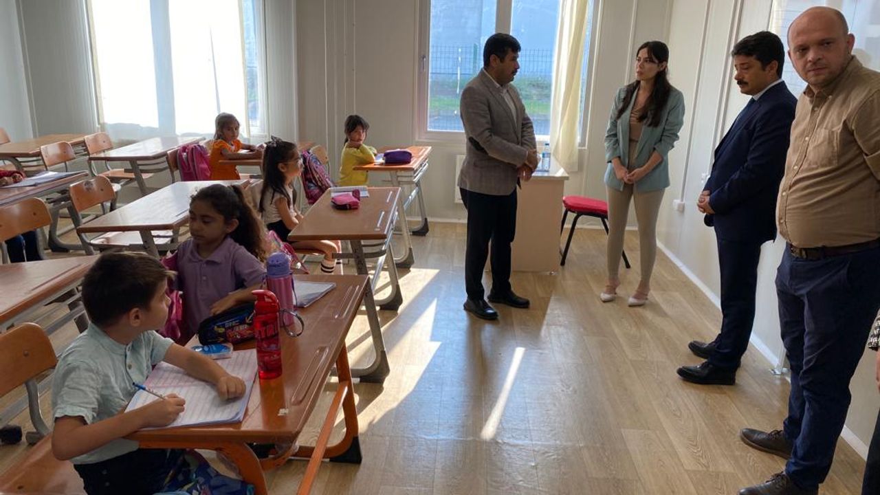 İSTE yerleşkesindeki Prefabrik okulda eğitim başladı…