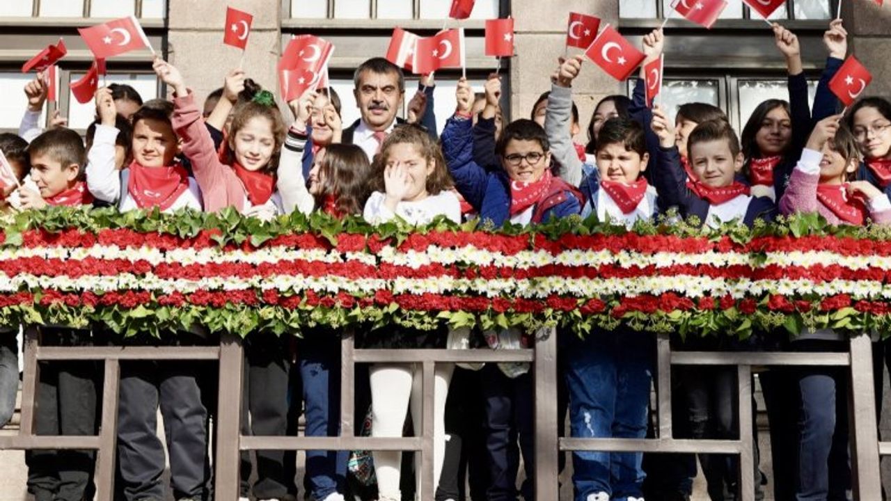 Bakan Tekin öğrencilerle 1'inci Meclis'te