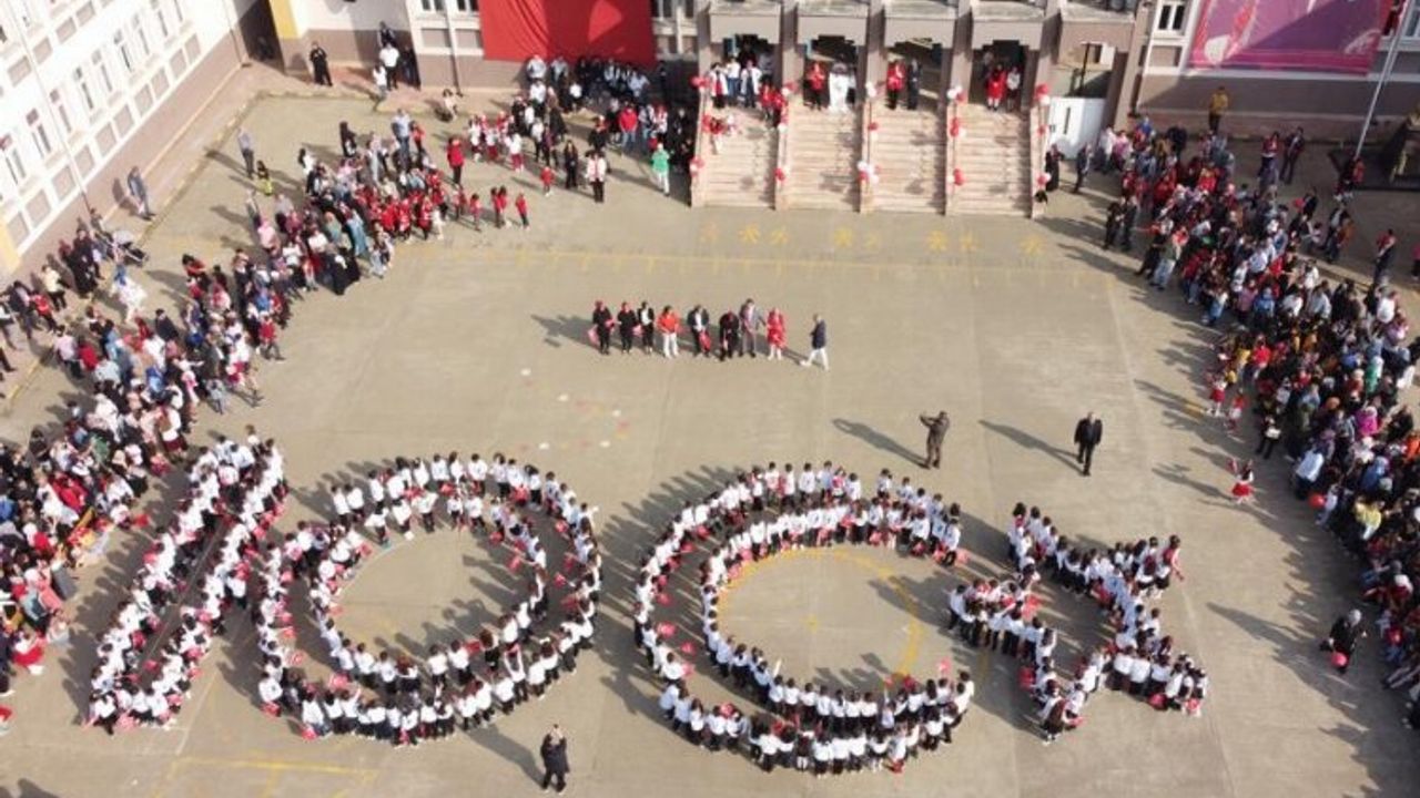Düzce'de öğrenciler 100. yıl şekli oluşturdu