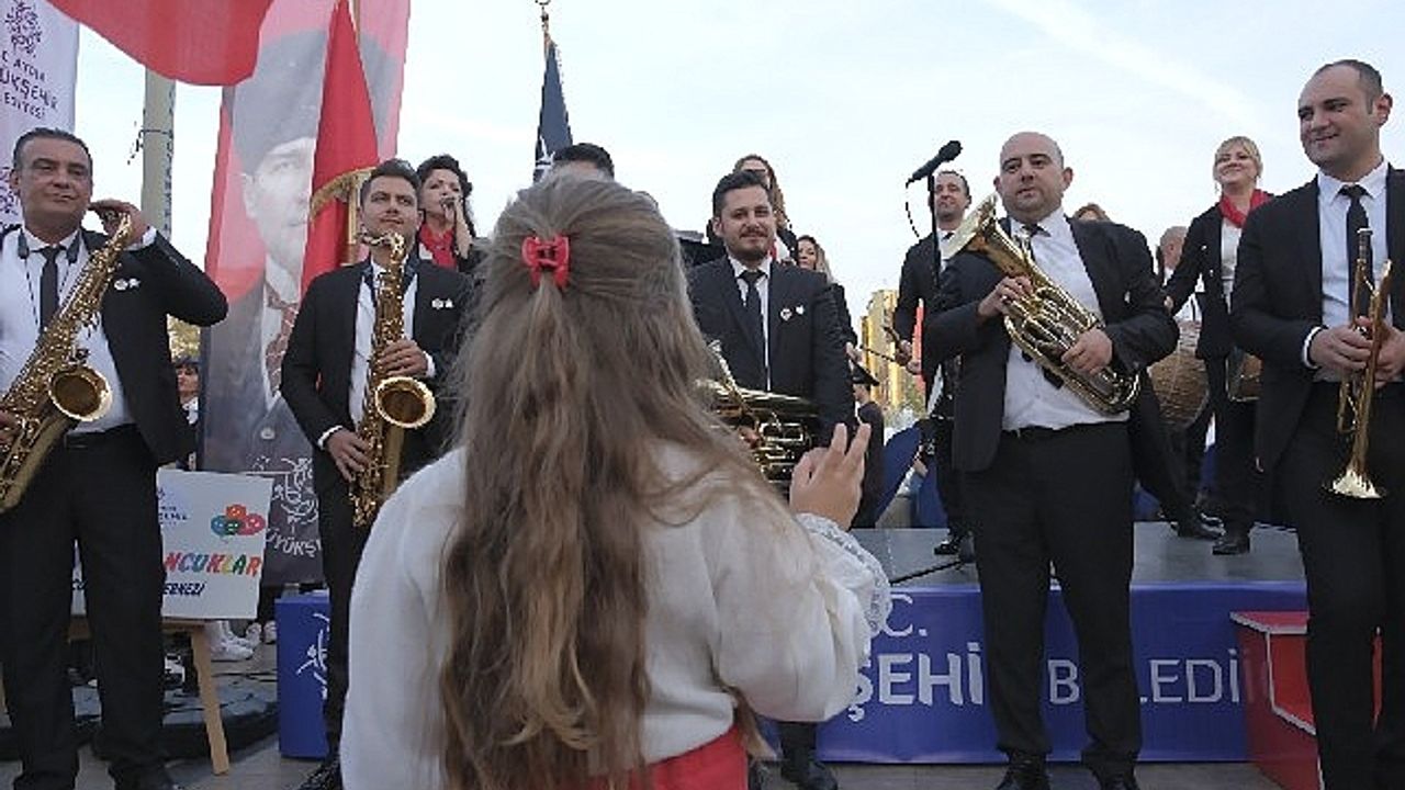 Aydın büyükşehir Belediyesi Cumhuriyet'in 100. Yılını coşkuyla kutlamaya devam ediyor