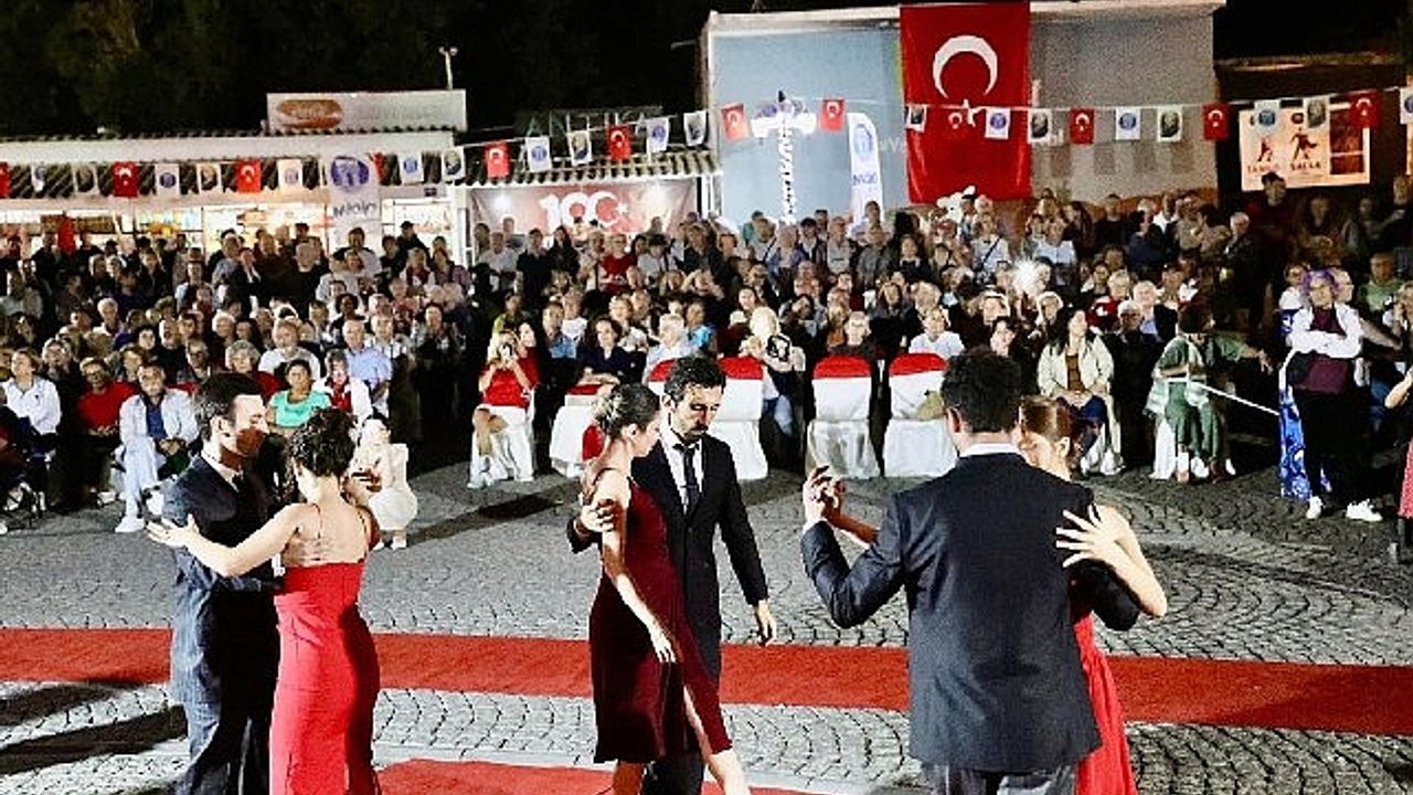 Didim'de Atatürk'ün sevdiği şarkılar ve vals gösterisi gerçekleştirildi