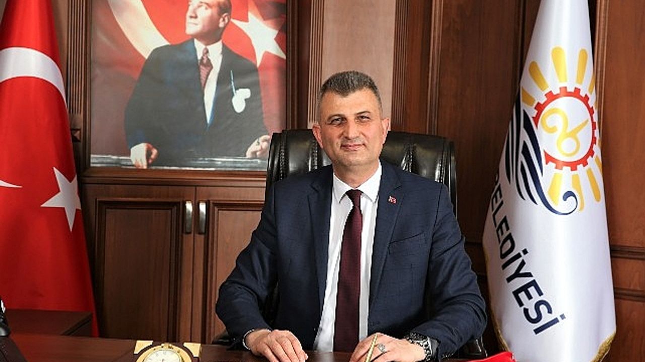 Gölcük Belediye Başkanı Ali Yıldırım Sezer, yayınladığı mesaj ile 29 Ekim Cumhuriyet Bayramı’nı kutladı.