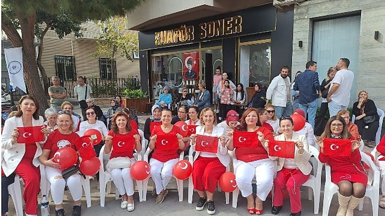 İzmir 100.yıla özel 100 türk kadınından 100 türk bayrağı