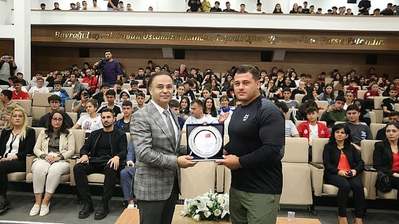 İzmir İl Milli Eğitim Müdürlüğü Cumhuriyetin 100 Yılı Kutlamaları Kapsamında Milli Gururumuz Rıza Kayaalp Öğrencilerle Buluştu