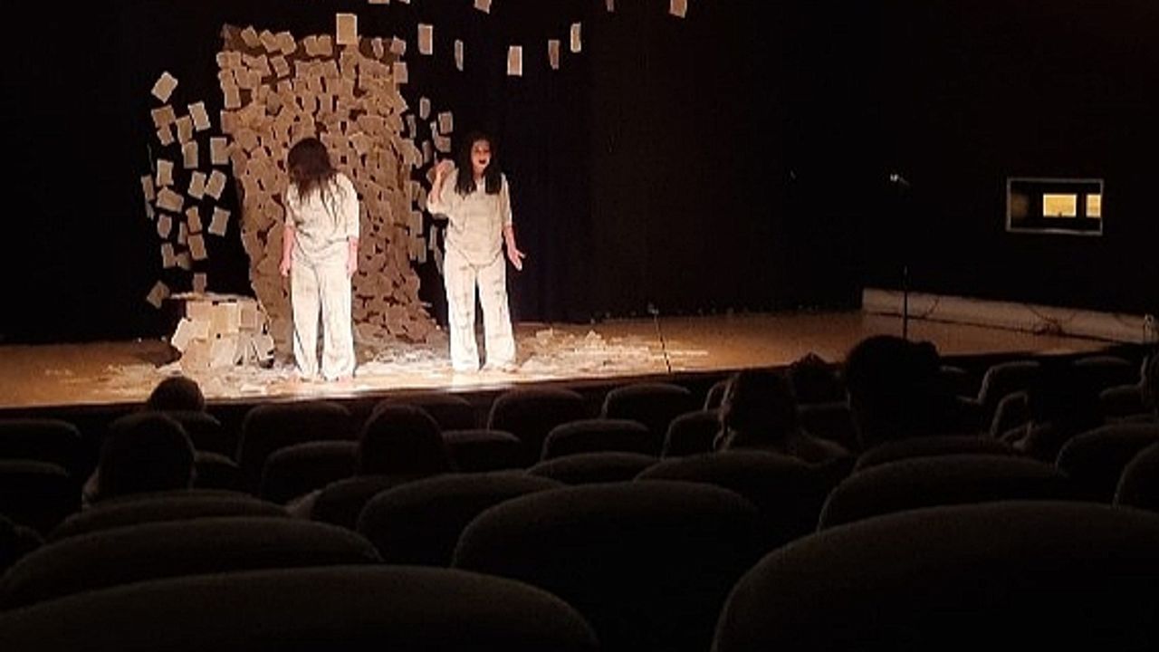 İzmir’de tiyatro şöleni yaşandı