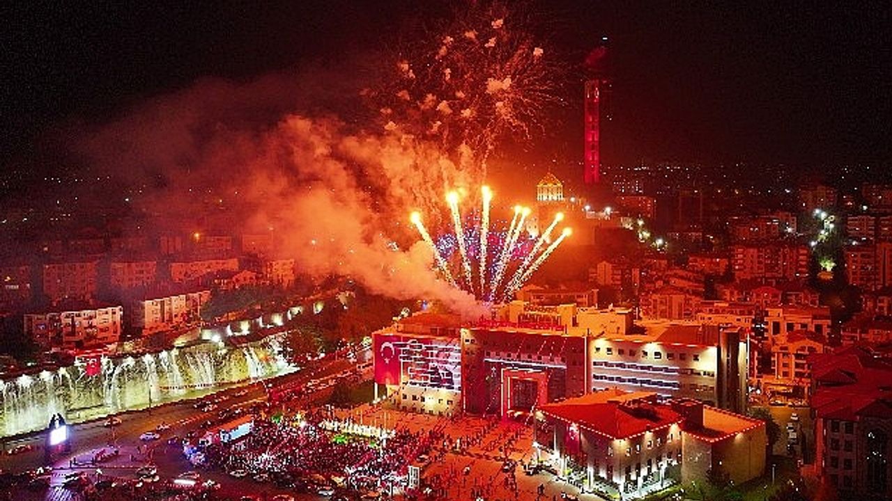 Keçiören'de Cumhuriyetin 100. Yılı kutlamaları muhteşem havai fişek gösterisiyle final yaptı