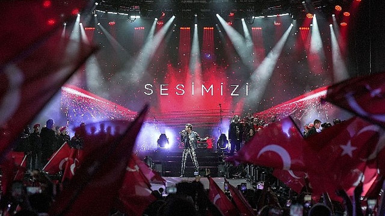 Kenan Doğulu, Cumhuriyet’in 100. yılını unutulmaz İzmir konseriyle kutladı. 