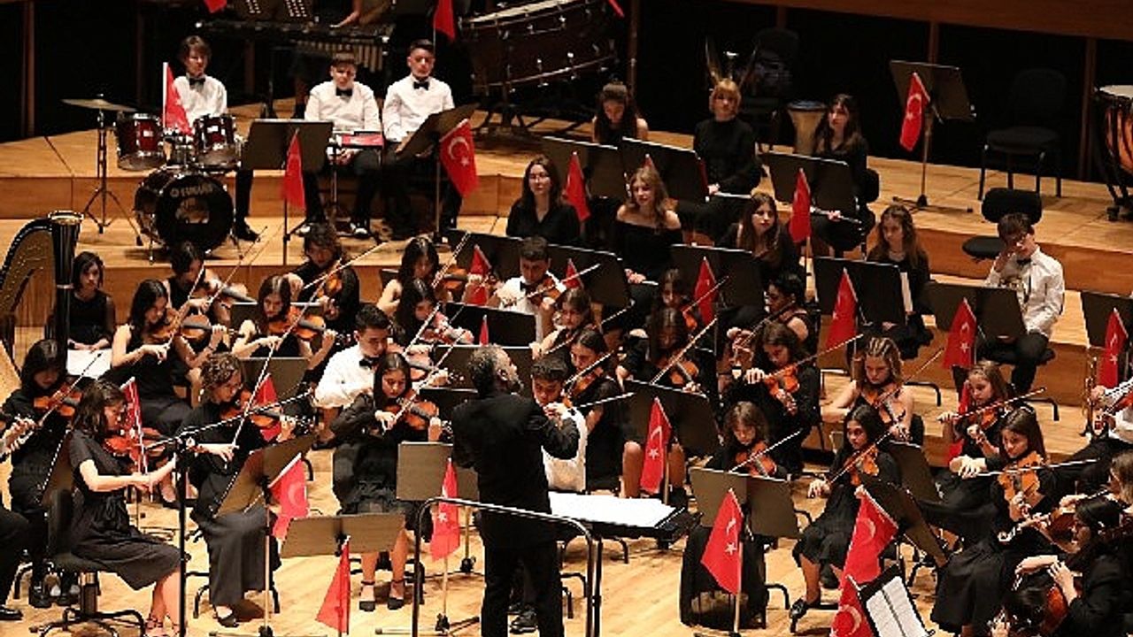 Narlıdere Belediyesi çocuk senfoni orkestrası ve şefika kutluer, cumhuriyetin 100.yılı için sahne aldı 