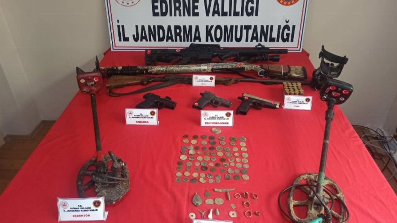 Edirne'de ruhsatsız silah ve tarihi eser, sikke ele geçirildi