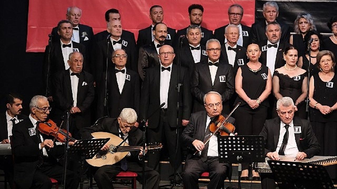 Aydınlılar Atatürk'ün sevdiği şarkıları hep birlikte söyledi
