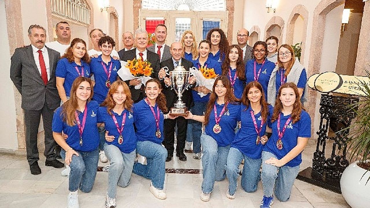 İzmir’in Avrupa şampiyonu takımı kupayı Başkan Soyer’e teslim etti