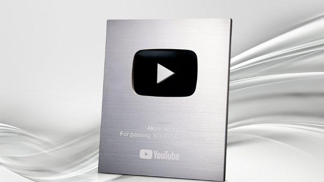 Aklım Yolda YouTube kanalına Silver Play Button plaketi