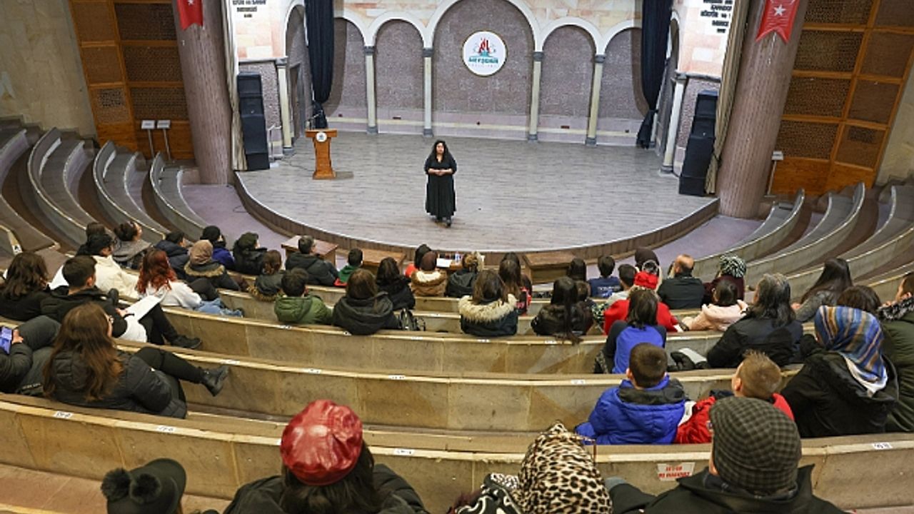 Nevşehir Belediyesi Şehir Tiyatrosu’nda yeni dönem atölye çalışmaları yoğun bir katılımla başladı.