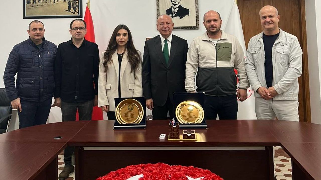 Eczane teknisyenlerinden Kaymakamlara plaket!