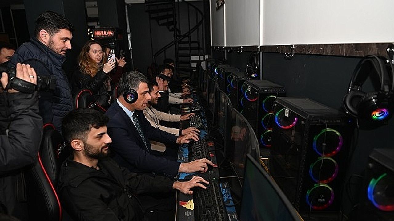 Başkan Kocaman, gençlerle Counter Strike oynadı