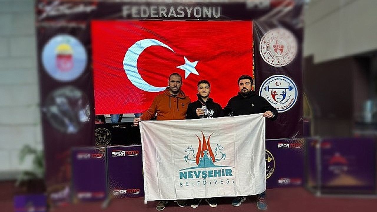 Nevşehir Belediyesi Gençlik ve Spor Kulübü Halter Takımı sporcularından İsmail Yetiş, Türkiye ikincisi oldu