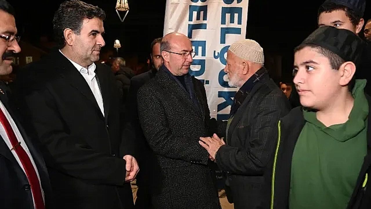 Selçuklu Belediye Başkanı Ahmet Pekyatırmacı, Miraç Kandili dolayısıyla Erenköy Tahir Büyükkörükçü Camii’nde düzenlenen kandil programında vatandaşlarla bir araya geldi.