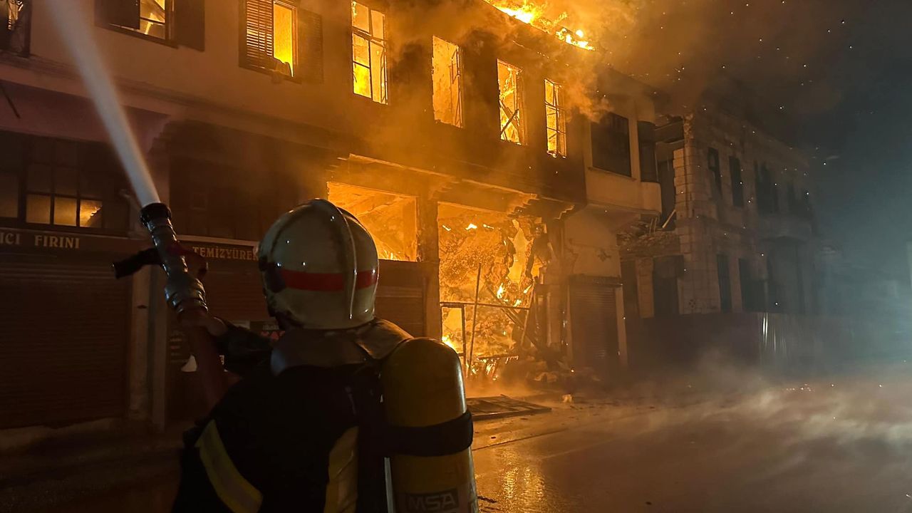 Depremin yıkamadığı tarihi binayı yangın kül etti