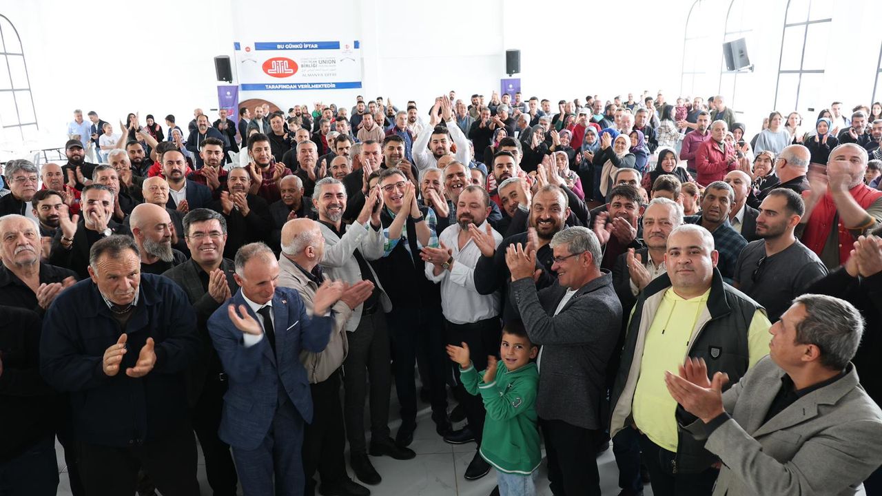 İskenderun’u karış karış gezip seçmenle kucaklaşıyor