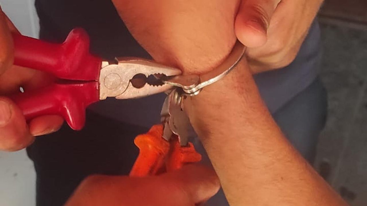 Yolda Bulduğu Kelepçe Başına Bela Oldu!