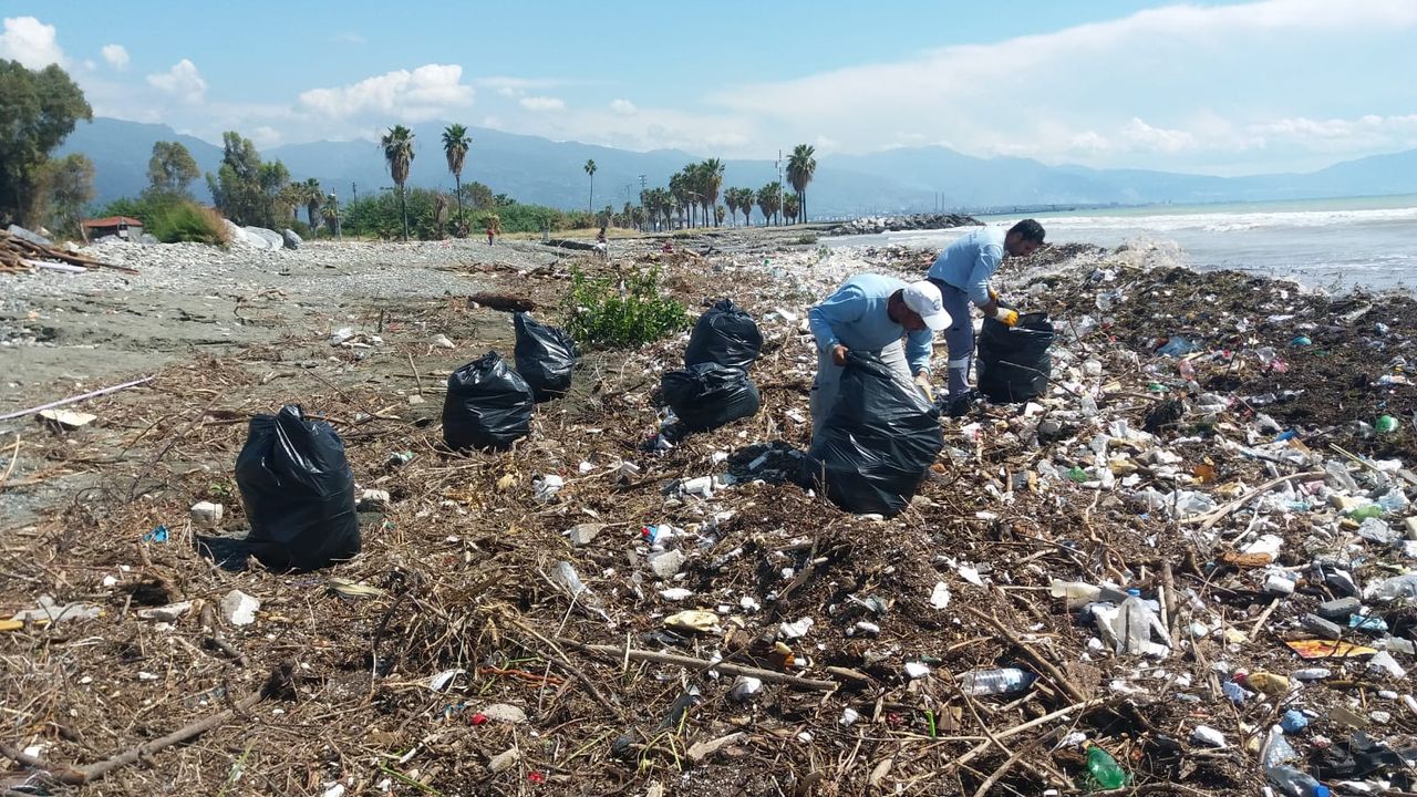 HBB, Yağış sonrası sahilleri temizliyor