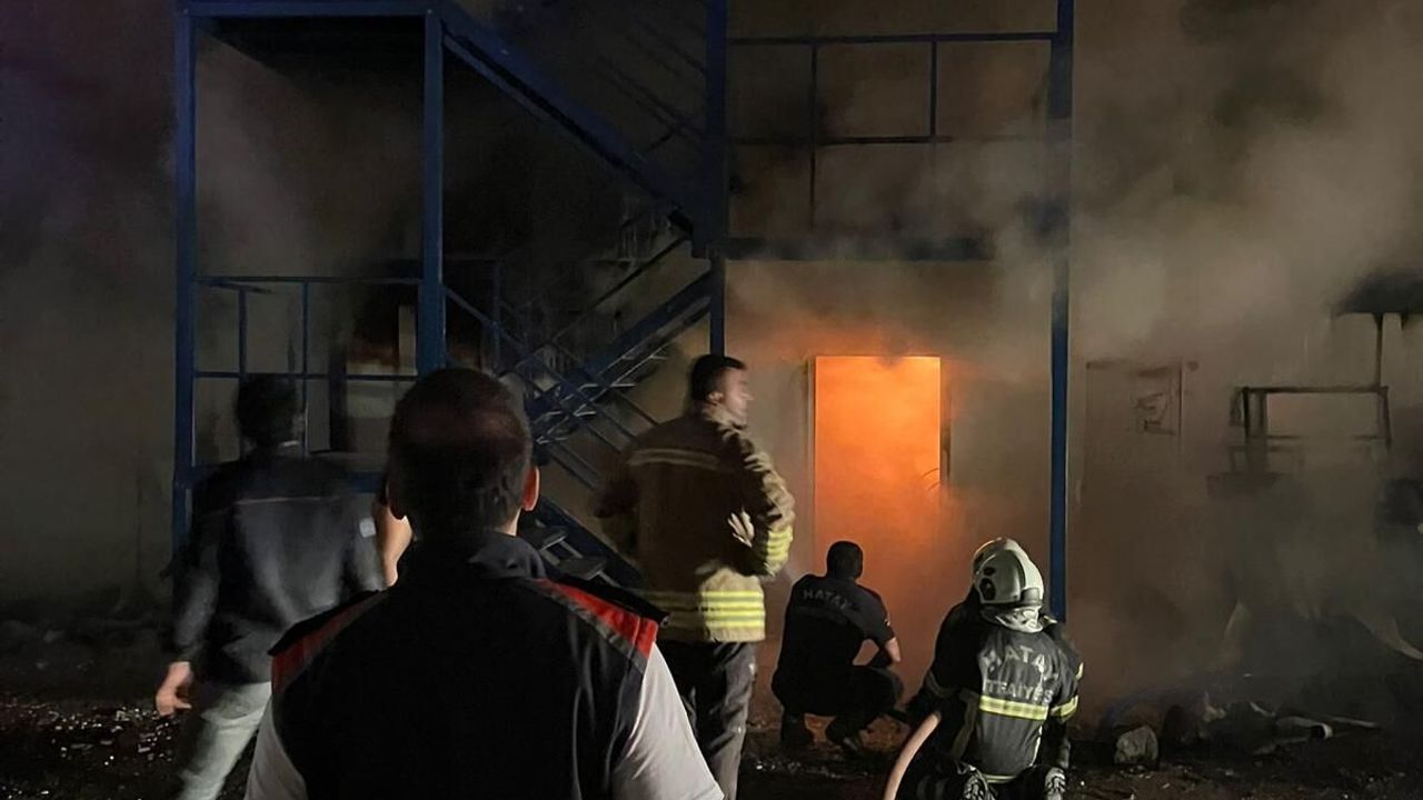 Antakya'da TOKİ Konutları Şantiyesinde Yangın