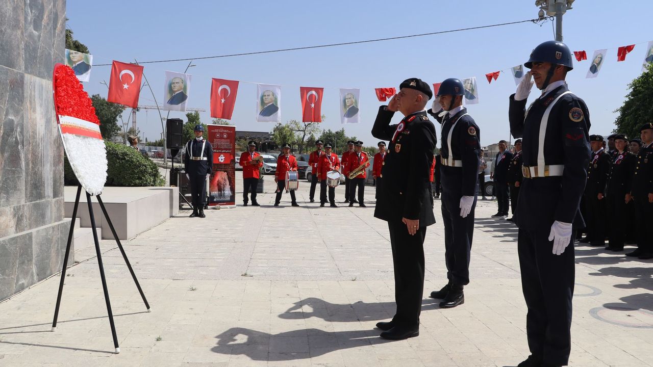 Atanın manevi huzuruna ‘185. Yıl’ çelengi sunuldu…
