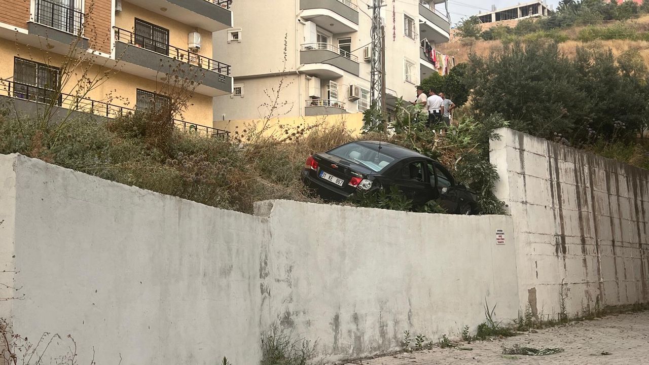 Yoldan çıkan otomobil şarampole yuvarlandı!