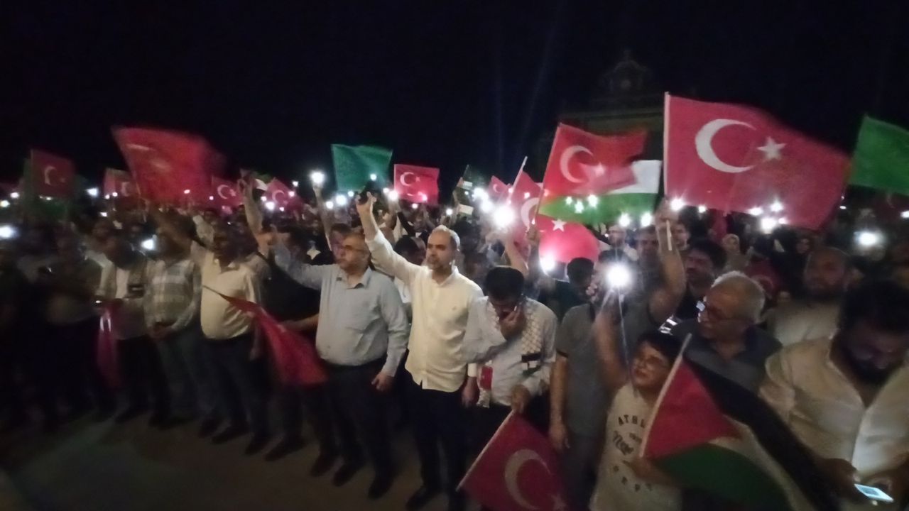 Ellerde Bayrak Yürüdüler