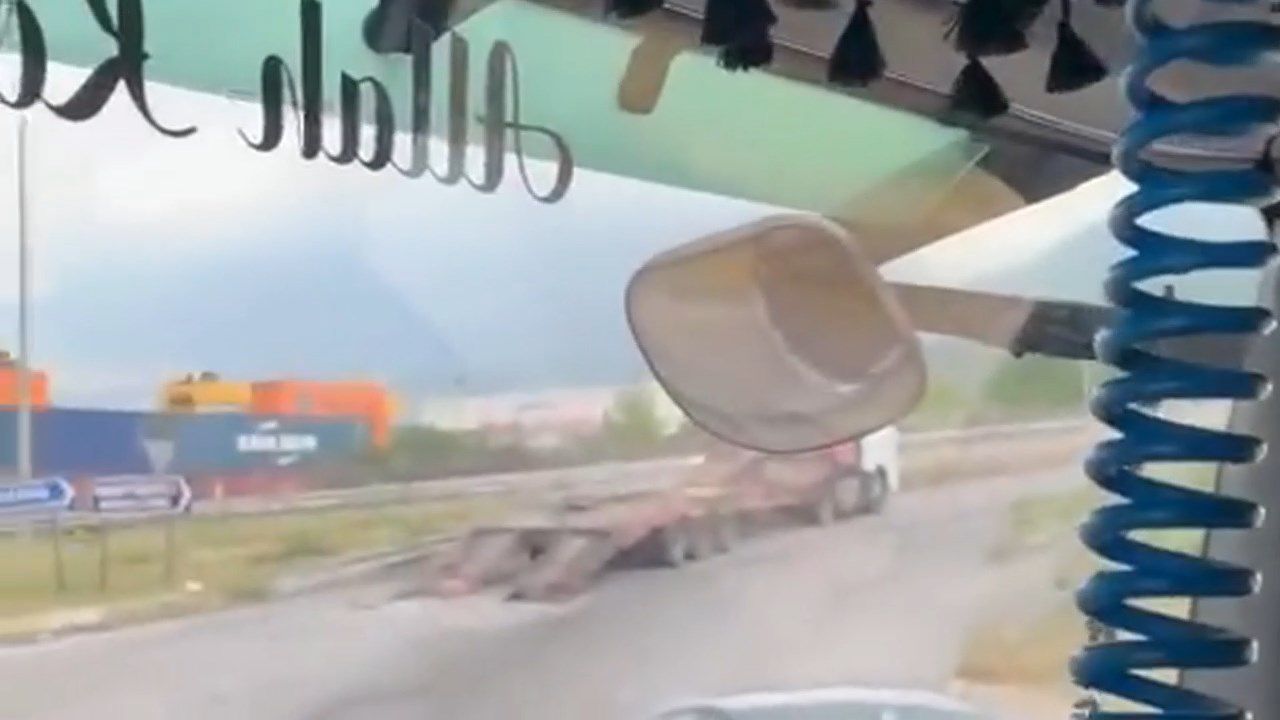 TIR’dan düşen kepçe duvara çarptı!