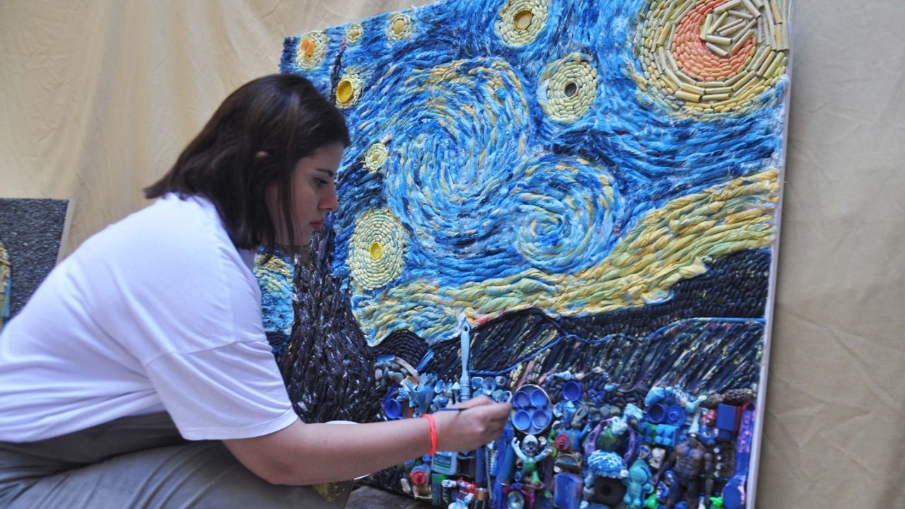 Topladığı atıkları sanat eserine dönüştürüyor