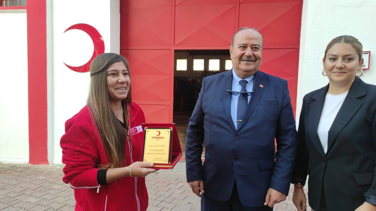 Muhtarlardan Kızılay Müdürü İlhan’a Plaket