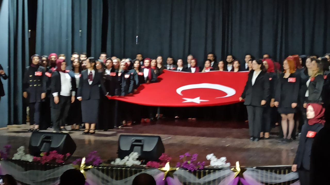 Yıllarını veren eğitimciye şeref hizmet belgesi…